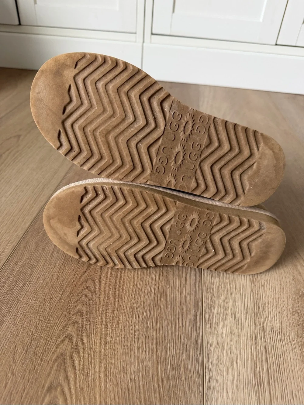 UGG Australia Classic Short Sand Suede Shearling Boots Size 7